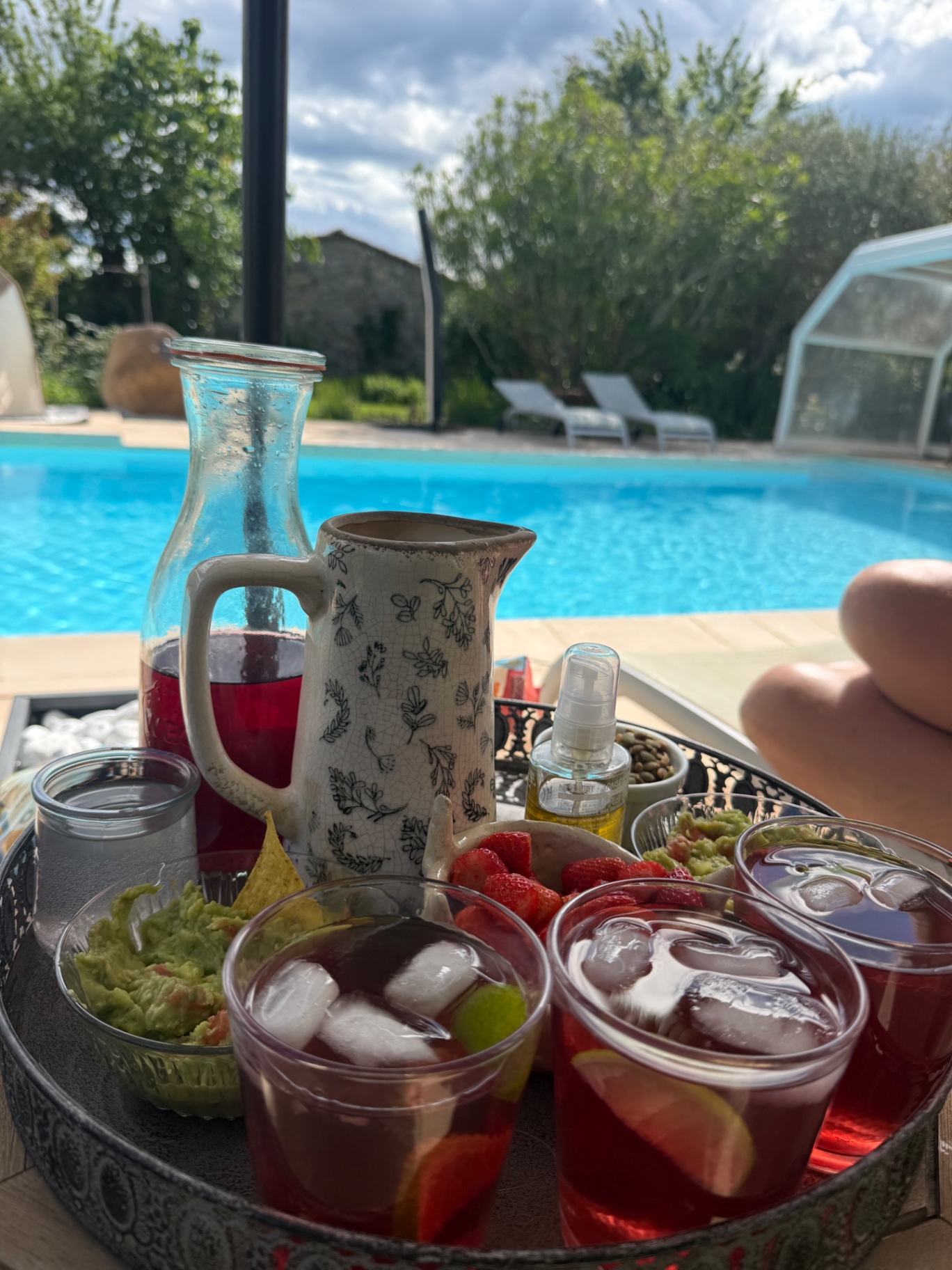Sangria en hapjes aan de rand van het zwembad
