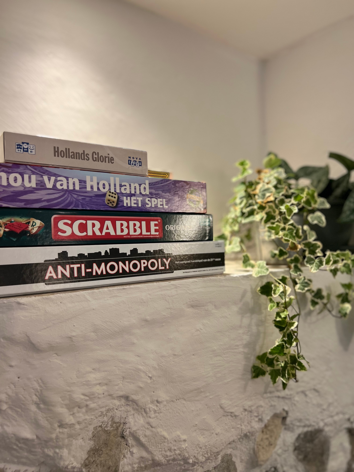 Stapel gezelschapsspellen op de witgekalkte muur