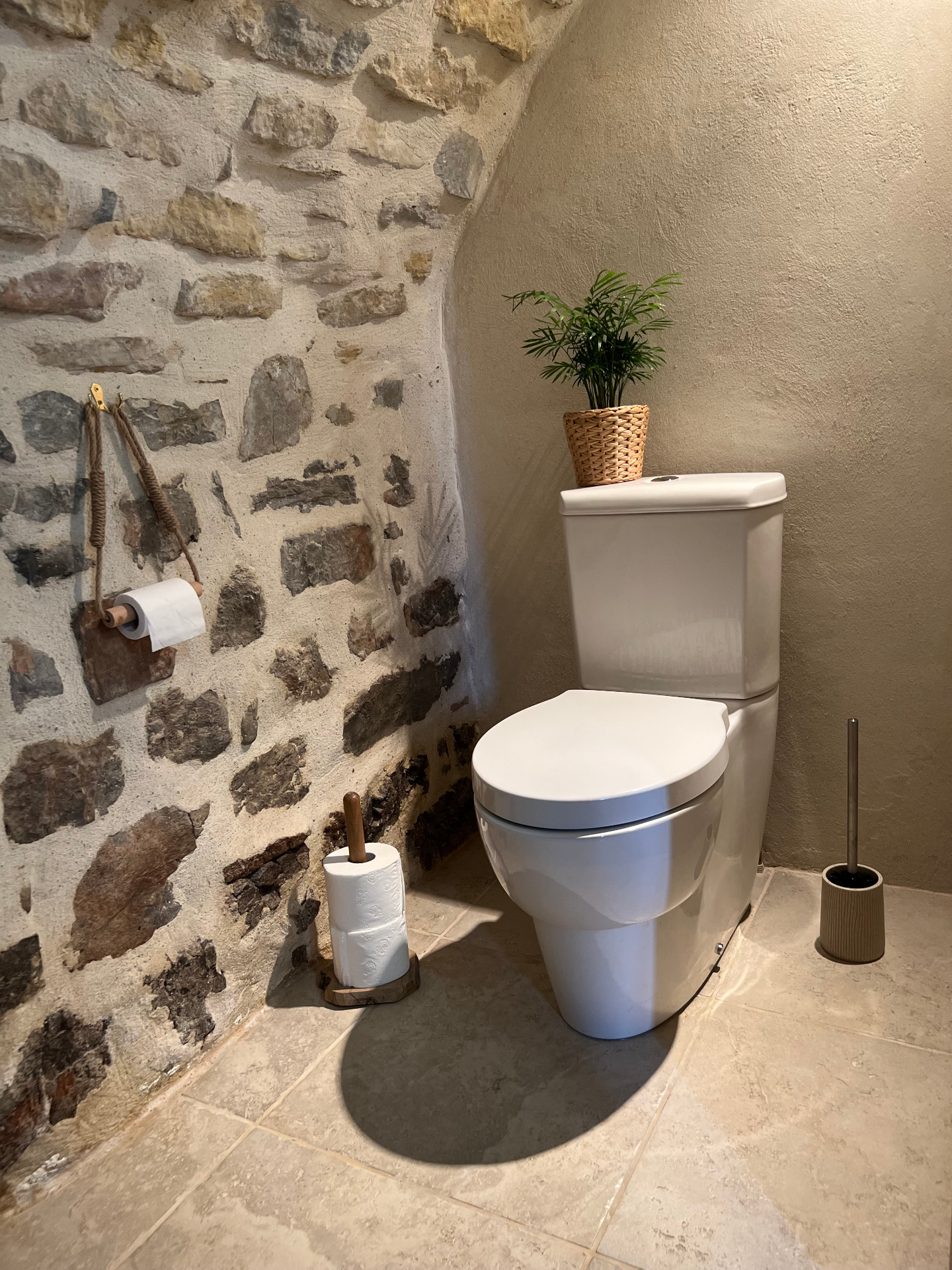 Toilet onder het stenen gewelf met natuurlijke materialen