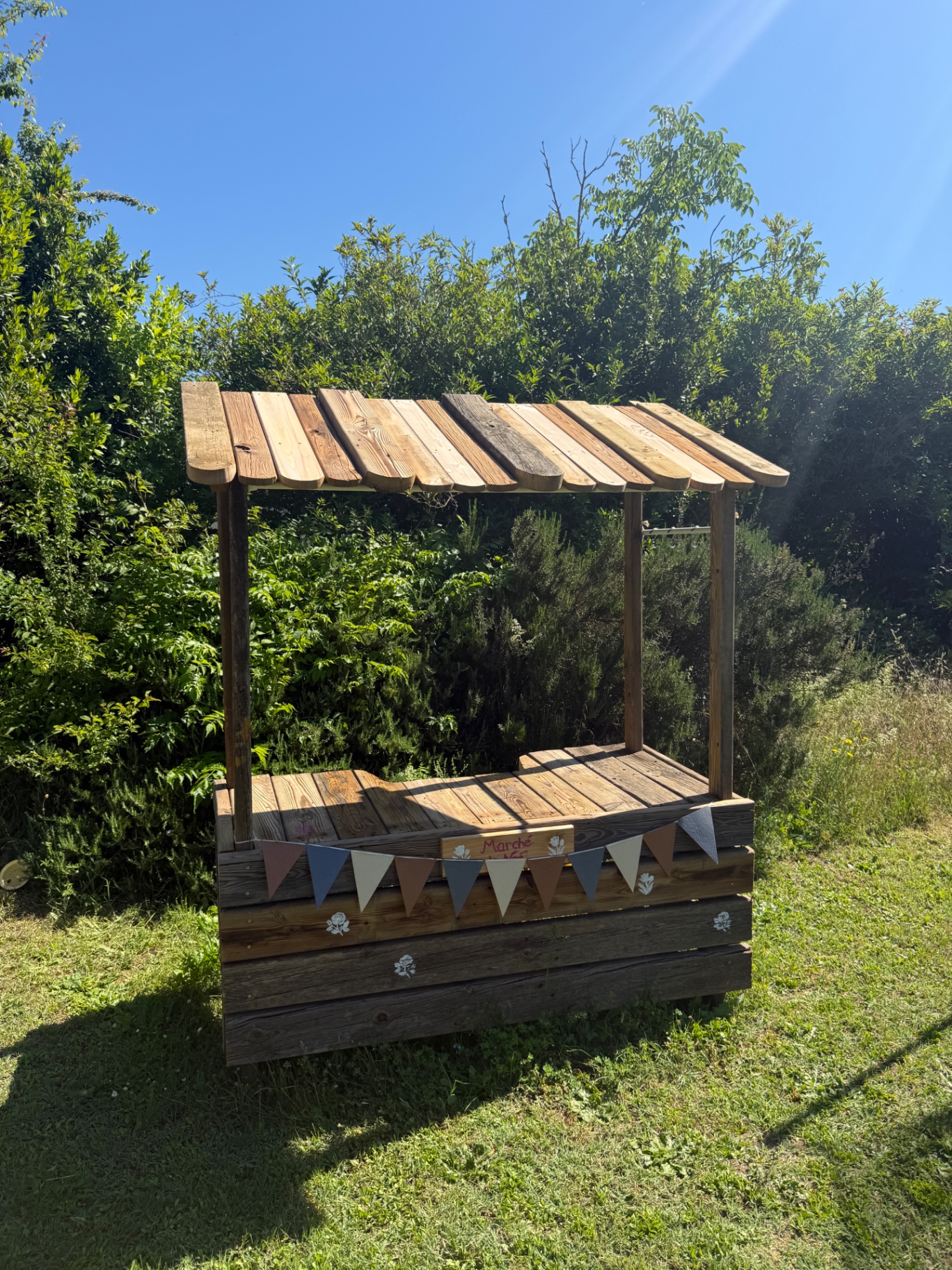 Houten marktkraampje voor kinderen met vlaggetjes