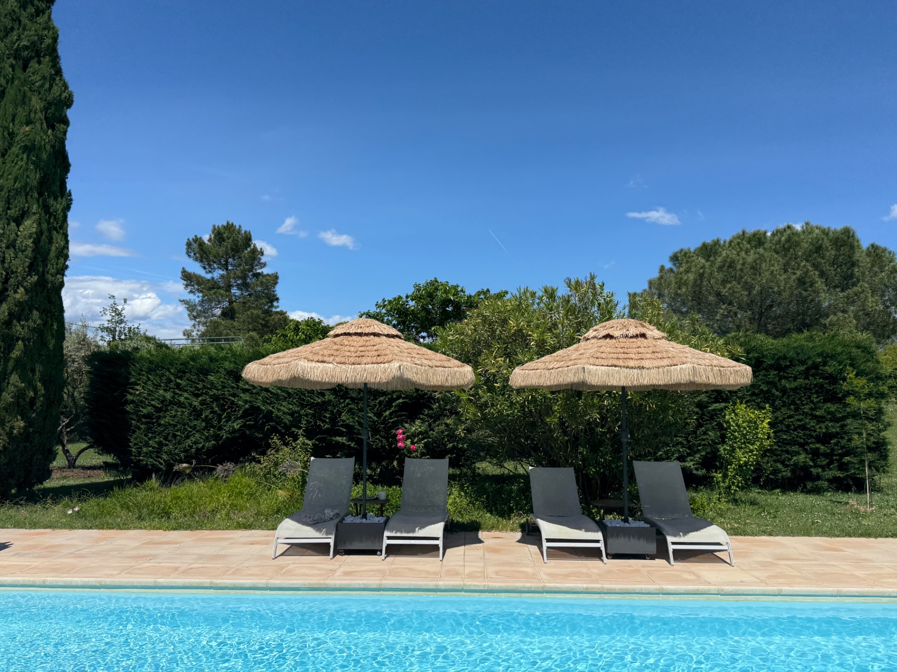 Zwembad met parasols en ligbedden